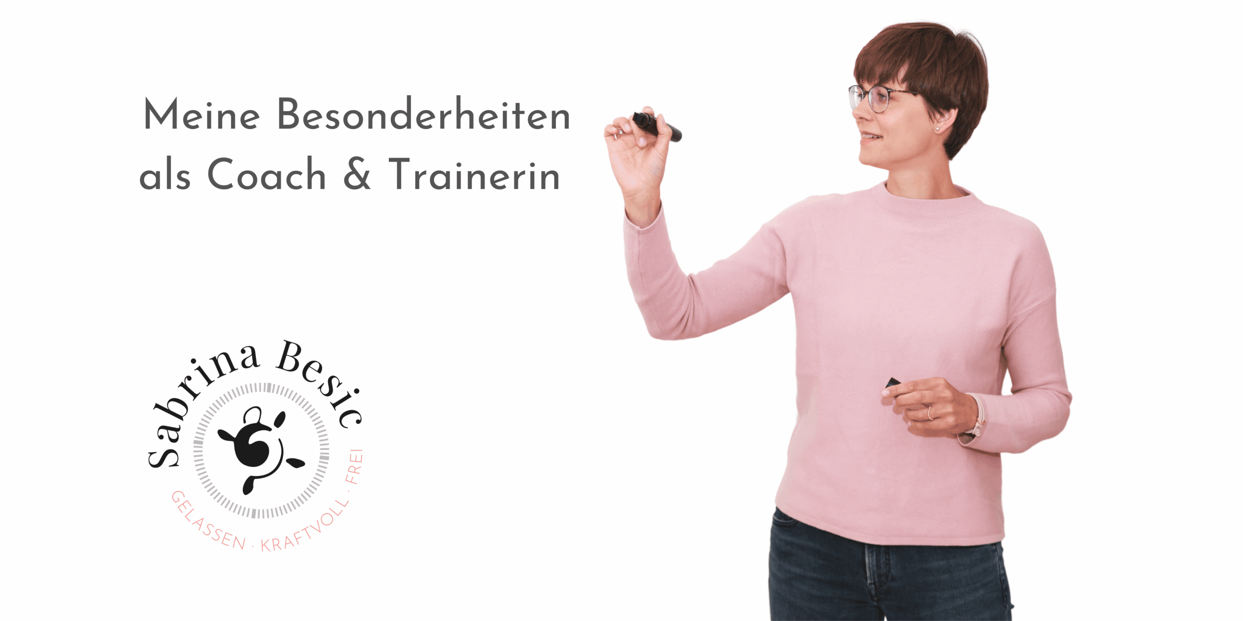 Frau in einem rosa Pullover schreibt mit einem Marker in die Luft. Text in deutscher Sprache und ein kreisförmiges Logo mit dem Namen "Sabrina Besic" sind auf weißem Hintergrund zu sehen.