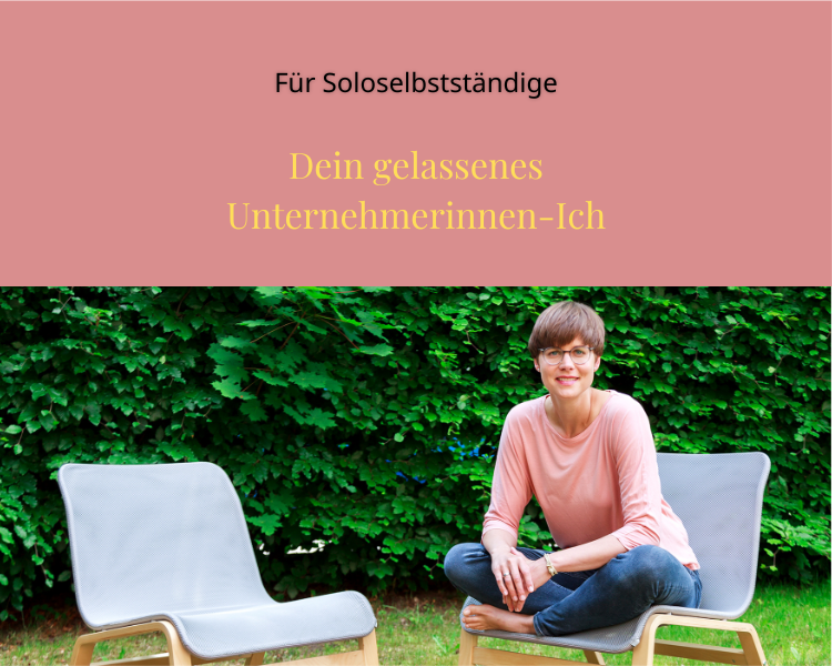 Eine Frau mit kurzen Haaren und Brille sitzt auf einem Holzstuhl im Freien neben einem leeren Stuhl, vor einem Hintergrund aus grünen Büschen. Der Text darüber lautet "Für Soloselbstständige Dein gelassenes Unternehmerinnen-Ich.
