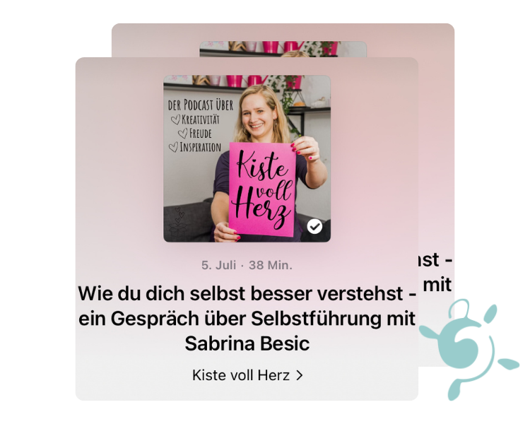 Eine Frau hält ein Schild mit der Aufschrift "Kiste voll Herz" und lächelt. Im Text unten wird eine Podcast-Episode über Selbstführung mit Sabrina Besic erwähnt, die vom 5. Juli datiert und 38 Minuten dauert.