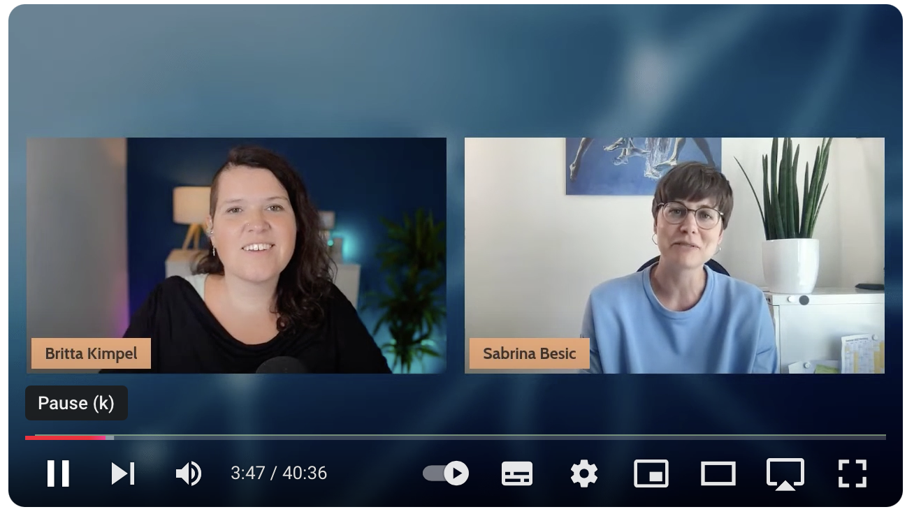 Zwei Frauen, Britta Kimpel und Sabrina Besic, nehmen an einem Videogespräch teil. Jede von ihnen wird in einem separaten Frame mit einem Namensschild gezeigt. Das Video wird bei 3:47 angehalten.