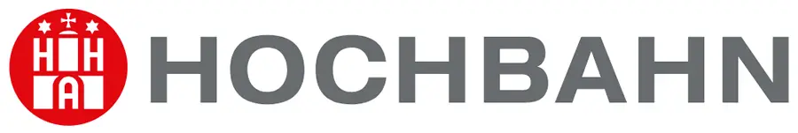 HOCHBAHN-Logo HOCHBAHN-Logo mit rotem, kreisförmigem Emblem, das die weißen Buchstaben "HHA" und ein stilisiertes Stadttor enthält, gefolgt von dem Wort "HOCHBAHN" in grauen Großbuchstaben.