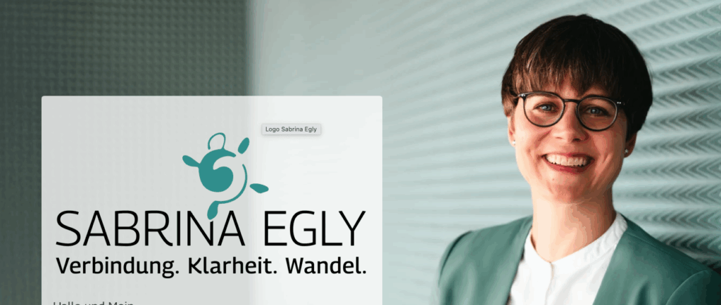 Eine Frau mit kurzen braunen Haaren und Brille lächelt neben einem Logo und der Aufschrift "Sabrina Egly. Verbindung. Klarheit. Wandel." auf einem hell gemusterten Hintergrund.