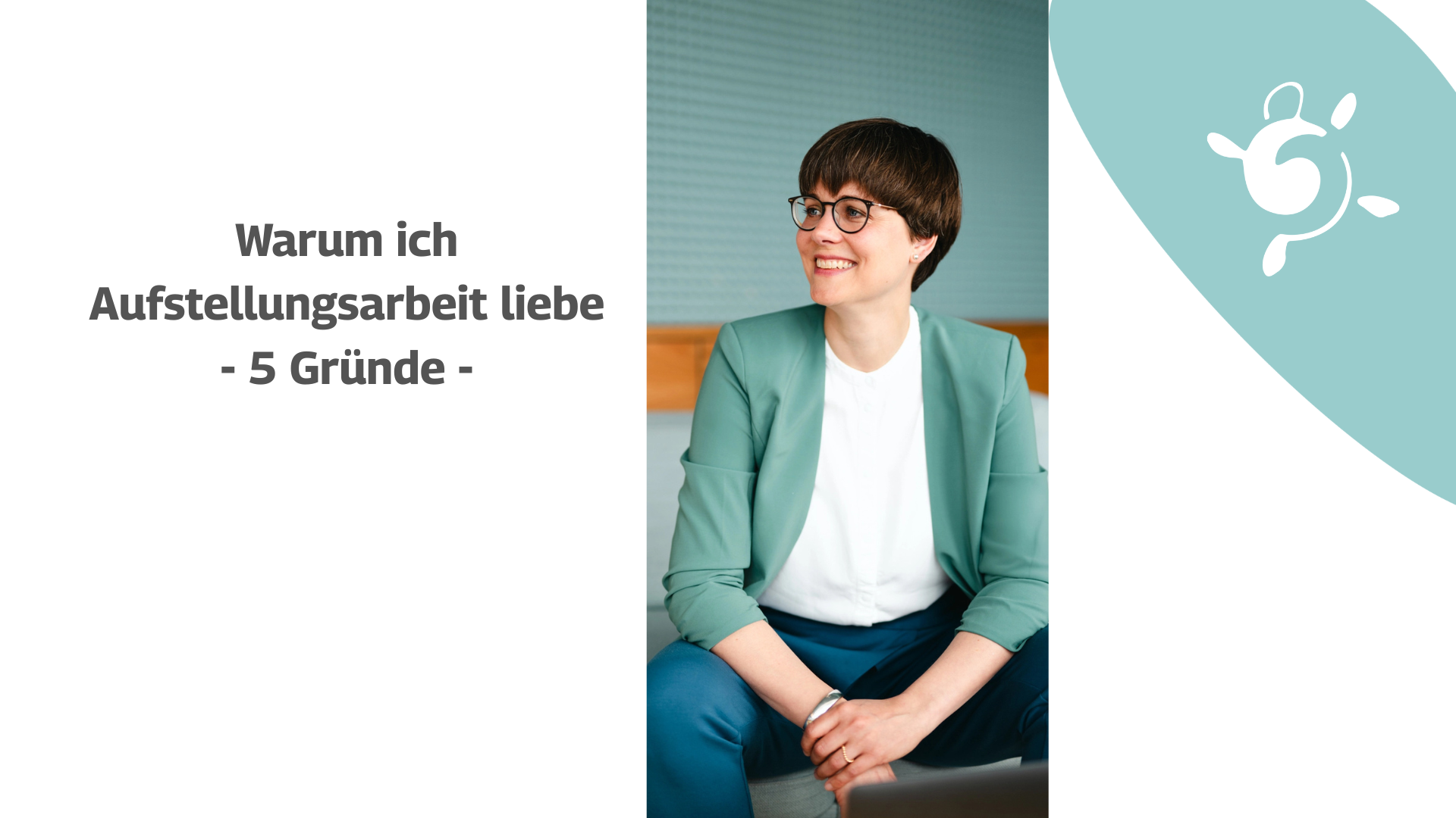 5 Gründe warum ich Aufstellungsarbeit liebe Eine lächelnde Person mit kurzen Haaren und Brille sitzt lässig in einem hellgrünen Blazer und weißem Hemd. Der Text lautet: "Warum ich Aufstellungsarbeit liebe - 5 Gründe -". Rechts erscheint ein tealfarbenes grafisches Logo.