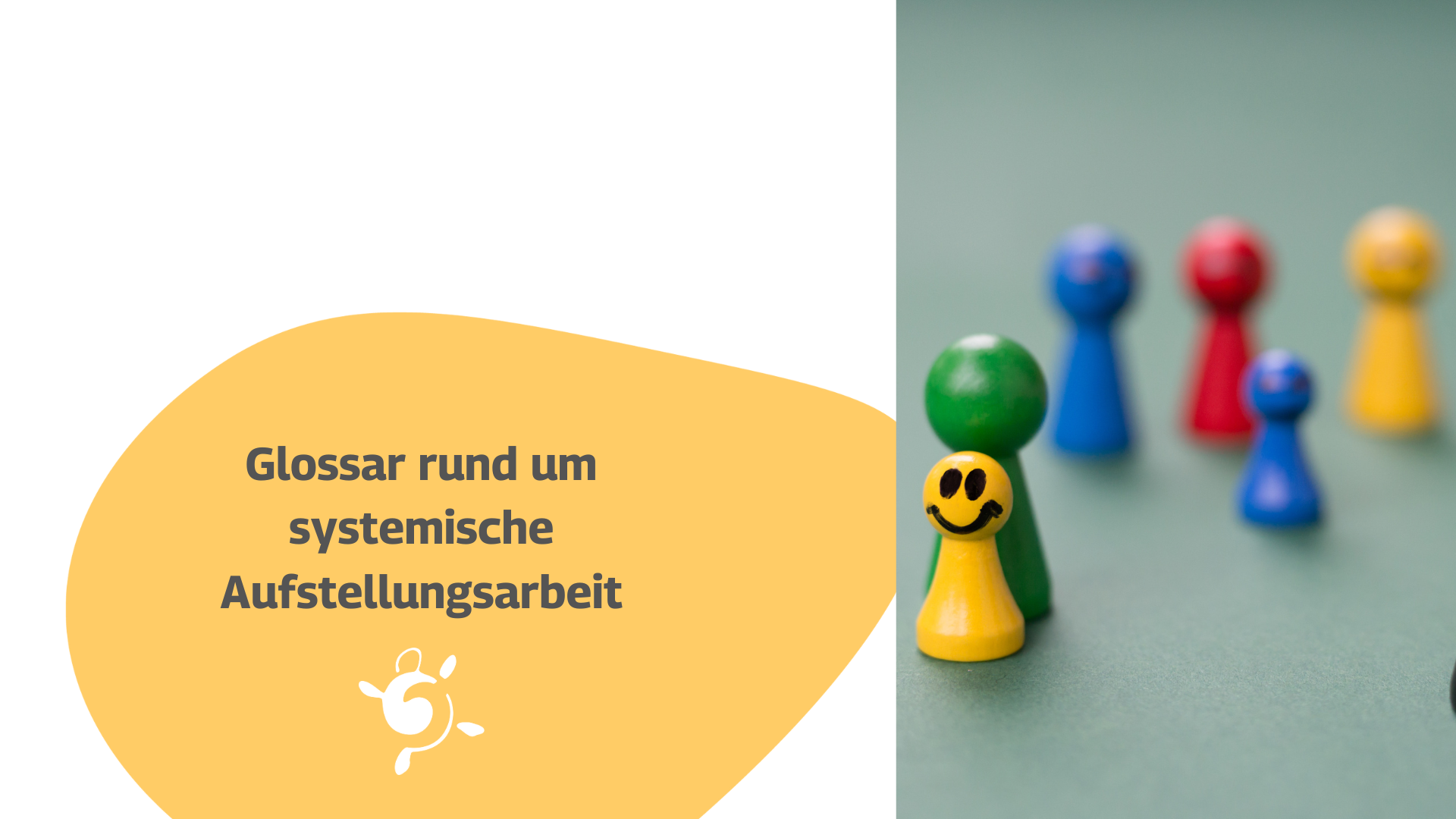 Eine Gruppe bunter Spielfiguren, darunter eine gelbe mit einem Smiley-Gesicht, steht auf einer grünen Fläche. Neben ihnen steht ein deutscher Text: "Glossar rund um systemische Aufstellungsarbeit" auf einer gelben Form.