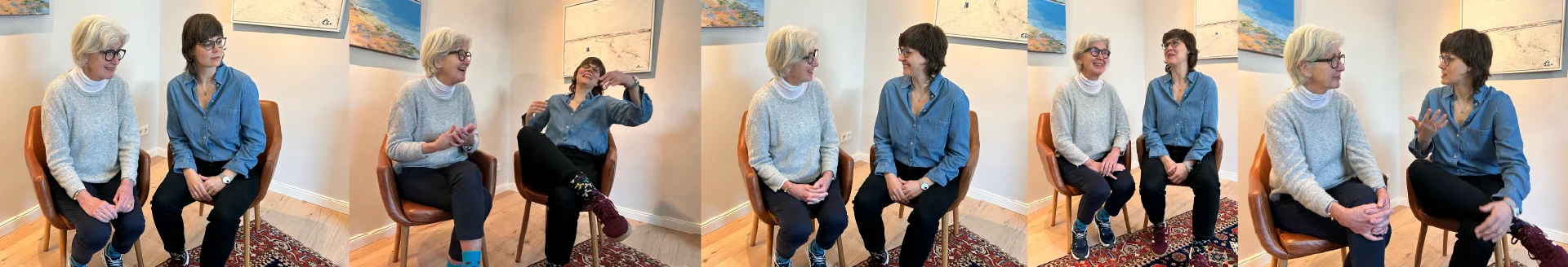 Eine Collage aus vier Fotos zeigt zwei Frauen, die auf Stühlen in einem gemütlichen Raum sitzen, lächeln, lachen und sich unterhalten. Eine Frau hat kurzes graues Haar und eine Brille, die andere hat kurzes braunes Haar und eine Brille.