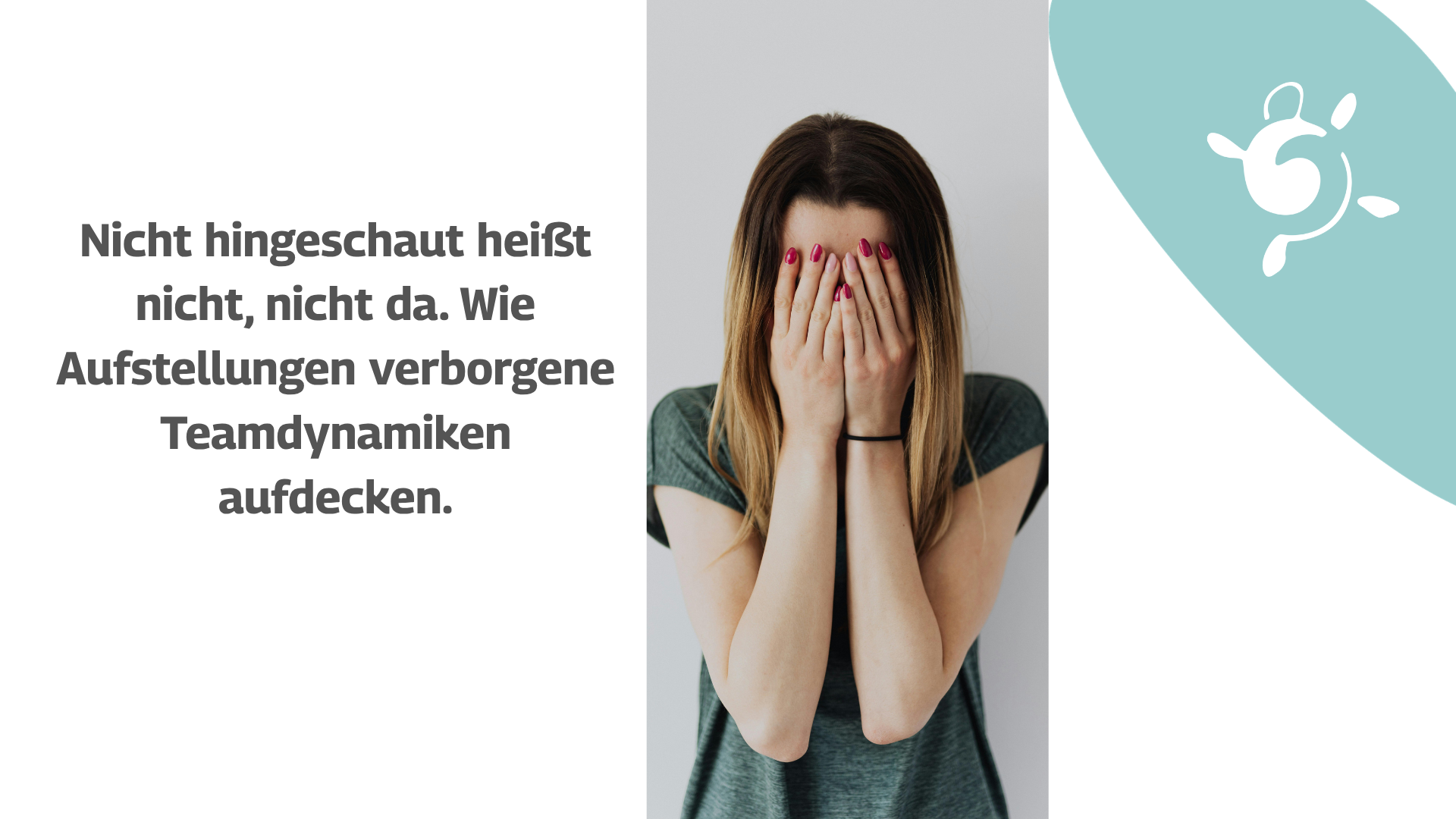 Blog_2026_07 Eine Frau bedeckt ihr Gesicht mit den Händen neben einem deutschen Text über die Aufdeckung verborgener Teamdynamiken; in der oberen rechten Ecke ist ein türkisfarbenes Logo zu sehen.